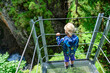 © ARochau - Kleines Mädchen blickt staunend in eine tiefe Schlucht in den Allgäuer Alpen