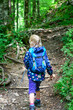 © ARochau - Kleines Mädchen beim Wandern im Wald