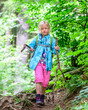 © ARochau - Kleines Mädchen beim Wandern im Wald
