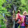 © ARochau - Junge Familie bestaunt einen eindrucksvollen Wasserfall in den Allgäuer Alpen