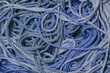 Tapeta wzór z szarych i niebieskich splątanych sznurków 