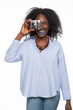 Afrikanerin mit Afro Haaren beim Fotografieren mit Retro Kamera