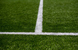 Fototapeta  - białe linie na zielonej murawie do piłki nożnej