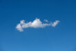 mała chmura na czystym niebie