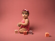Bébé fille qui joue avec des cubes souriante sur fond rose
