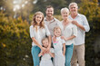 © Oostendorp/peopleimages.com - Portrait of a smiling multi generation caucasian family standing close together in the garden at home. Happy adorable girls bonding with their mother, father, grandfather and grandmother in a backyard