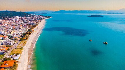 Praia Verão Férias Norte Ilha Santa Catarina Floripa Canasvieiras Florianópolis Prédios Casas Veraneio Mar Oceano Atlântico Céu Trapiche Argentinos Turistas Turismo Alargamento Faixa Areia Bairro SC