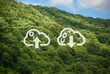 wymiana dwutlenku węgla na tlen. Zdjęcie symboli CO2 i O2 w chmurze z oznaczeniem kierunku wymiany na tle gór porośniętych lasem.