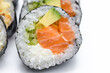 Zbliżenie na liściach i inne składniki sushi zawiniętego w algi nori,  ujęcie makro 