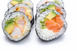 Zestaw sushi z surową rybą i ugotowanym ryżem zawiniętym w pasek z wodorostów 
