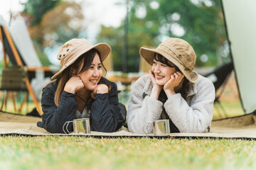 Canvas Print - 秋冬のキャンプ・アウトドアで友達と遊ぶアジア人女性キャンパー
