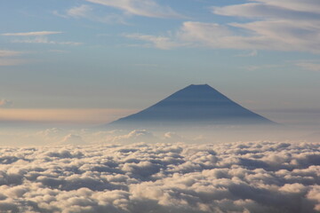 Wall Mural - 雲海に浮かぶ富士山のシルエット