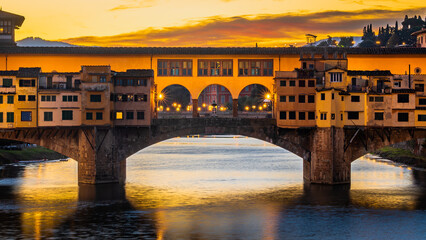 Canvas Print - UNESCO site Ponte Vecchio in Florence early in the morning dawn.