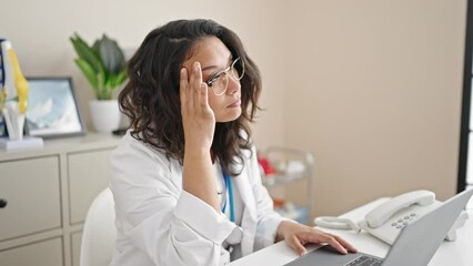 Canvas Print - Young beautiful hispanic woman doctor stressed working at clinic