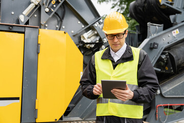 Aufkleber - Engineer with digital tablet next to road construction machine