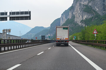 Wall Mural - camion autostrada smog 