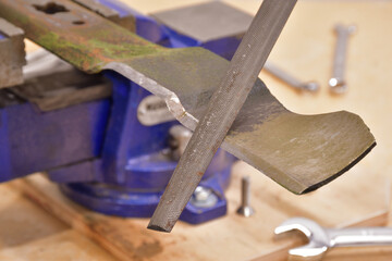 lawnmover blade sharpening with a file. lawnmover tune up.