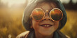 Junges Kind mit Sonnenbrille spielt auf der Wiese im Sommer und ist glücklich, ai generativ