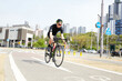 © stciel - 자전거 도로에서 사이클을 타는 남성