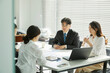 © stciel - 회의실에서 회의를 하고있는 직장 동료들