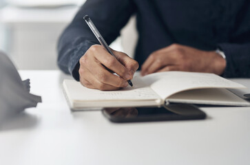 Canvas Print - Setting deadlines for myself and my goals. an unrecognizable businessman sitting alone in his office and writing notes in a notebook.