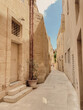 Jasna uliczka z budynkami z piaskowca | Malta
