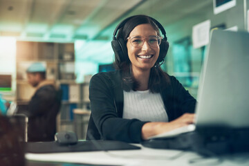 Aufkleber - No one can bother me, not in the slightest. Portrait of a young woman using a headset in a modern office.