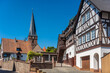 Fachwerkensemble mit Turm der Wehrkirche in Dörrenbach. Region Pfalz im Bundesland Rheinland-Pfalz in Deutschland