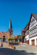 Fachwerkensemble mit Turm der Wehrkirche in Dörrenbach. Region Pfalz im Bundesland Rheinland-Pfalz in Deutschland