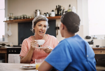 Aufkleber - Its so nice to have someone to talk to. a young female caregiver chatting to a senior patient in a nursing home.