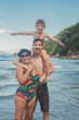 Família sorrindo na praia no verão