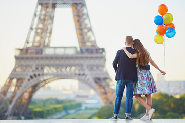 Wall Mural - Couple with colorful balloons near the Eiffel tower