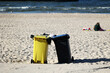 Pojemniki na śmieci na nadmorskiej plaży. 