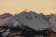 Szczyty gór pokryte śniegiem o wschodzie słońca