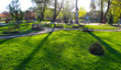 Widok na trawnik i alejki w parku rano