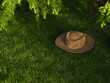 Słomiany kapelusz na trawie