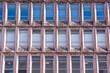 © Mar - Detalle de fachada con ventanas alargadas y formas geométricas
