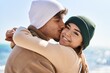 © Krakenimages.com - Mand and woman couple hugging each other and kissing at seaside
