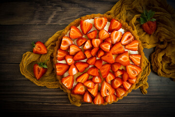 Wall Mural - Pie with fresh strawberries on old background