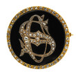 goldene runde Brosche mit Brillanten und den Initialen C und S auf schwarzem Grund