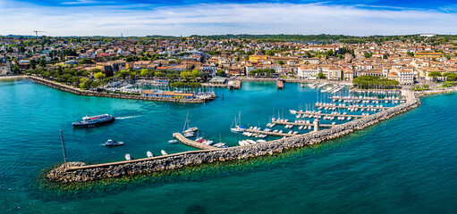 Wall Mural - old town and port of Desenzano