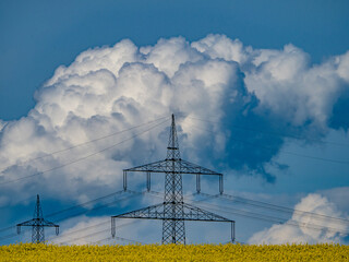 Poster - Strommasten und Wolken