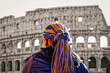 Femme portant des tresses devant le Colisée à Rome