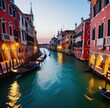 Auf dem Bild sieht man die Kanäle von Venedig, umgeben von prächtigen Gebäuden mit roten Ziegeldächern und pastellfarbenen Fassaden. Gondeln gleiten sanft durch das Wasser und Menschen schlendern über