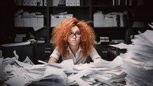 Gestresste Frau Im Büro - Burnout, Überstunden, Personalmangel Und Zeitdruck, Generative AI