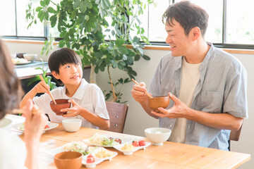 Sticker - 家の食卓で家族と朝食・ご飯を食べる成長期の子供（親子・パパと男の子）
