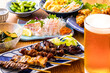 日本の居酒屋の生ビールと料理