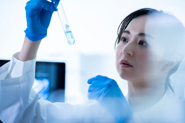 A female researcher culturing in the laboratory.