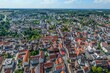 Krumbach in Mittelschwaben, das Stadtzentrum mit dem alten Rathaus, Marktplatz und dem Schloss im Luftbild
