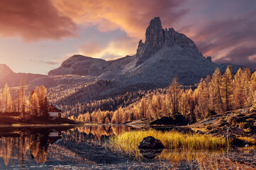 Aufkleber - Impressively beautiful Fairy-tale mountain lake in Alps during sunset. colorful Scenery. Panoramic view of beautiful mountain landscape in Alps with Fantastic lake, concept of an ideal resting place.